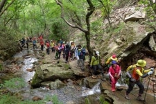 계곡물따라 한걸음 한걸음 … 잇단 폭포 장관에 무더위 싹