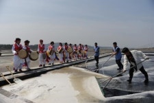 [신안 증도 올 첫 ‘채렴식’ 가보니] 소금농사 풍년 기원, 활기 대신 걱정 태산