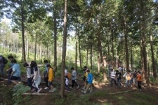 “산길 휠체어 밀어주며 금방 친구됐어요”