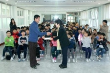 영암마트 김성진 대표, 삼정초에 장학금