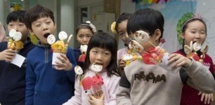 “뻥튀기로 만든 우리가족 얼굴이에요”