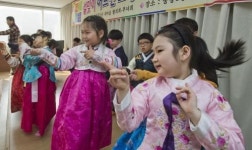 어르신들 앞 천사들의 재롱잔치