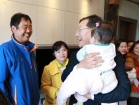 장만채 도교육감 곡성삼강원에 생필품 전달