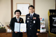 전남경찰청장, 방범 지원 김필식 동신대 총장에 감사장