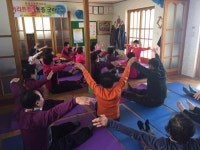 “굽은 허리 쭉∼”… 한방 요통교실 인기   영광군 경로당 2곳서 어르신 예방·관리법 교육