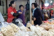 보좌관 한명 없이 … 박영선 의원, 광주 양동시장 민생탐방