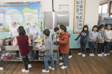 교실서 점심 먹는 학교 광주 2곳…급식실 필요해요