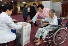 거소투표하는 어르신