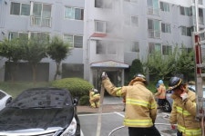 대낮 아파트 화재 … 주민들 대피