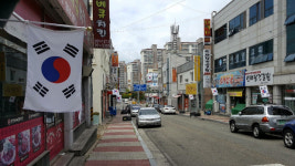연중 태극기 휘날리는 용해동 ‘눈길’