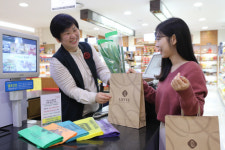 “롯데백화점 광주점에선 비닐봉투 제공 안해요”