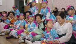 설맞이 재롱에 흐뭇한 어르신들