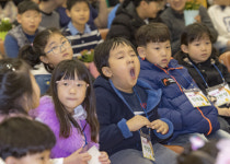 설레어서 잠 못잤나…하품 입학식