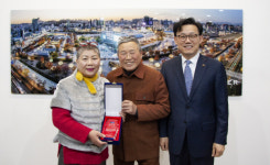 문화전당, 우제길 작가·김차순 관장에 감사패 전달