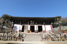 <7> 대웅보전과 현판 : 삼존불 미소 보고 조선 3대 명필 만나다