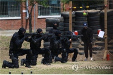 거제 아파트서 40대 흉기 난동…옥상서 경찰과 3시간 넘게 대치 중
