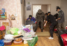 집안 가득 흙탕물 범벅 전쟁터 방불…“이런 날벼락 처음”