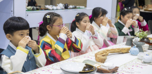 광주국제차전시회…다례 배우는 어린이들