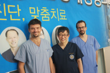 “문영래 원장의 수술 테크닉 보고 익히자”