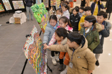 ‘숲 사진전’ 신기한 유치원생들