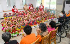 아기 산타들 노인 요양원 성탄 공연