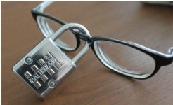 안경쓴사람 화나게 만들기, 멘붕 종결… 안 보이는데 자물쇠는 어떻게 풀어?