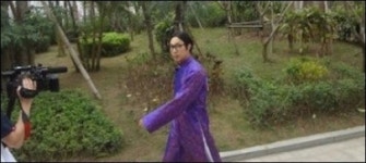 아오자이 입은 하하 하이브리드 사나이의 포스… 근데 잘어울리네?