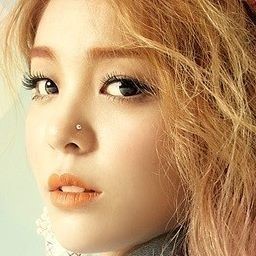 키스오브라이프 나띠, 발목 부상으로 활동 제약…무대 의지 여전히 강해!