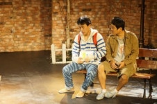 응칠 응사 복고 열풍 잇는 화제작… 연극 러브 액츄얼리