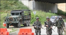 총기난사 탈영병 생포 성공 자살 시도하다 옆구리 총상…군병원 후송 중