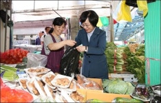 권선주 기업은행장, 전통시장 활성화 위해 평택 안중시장 방문