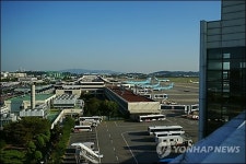 김포공항 국내선 청사 빗물 새…화물청사 낙뢰로 지붕 파손