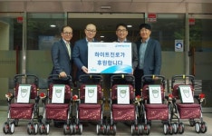 하이트진로, 거동 불편한 장애인 손 잡았다