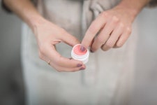 뚜껑 열린 테스터 화장품, 세균 오염 ‘주의보’