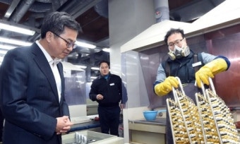 김동연 부총리 “스마트공장 확산에 올해 3300억원 투입”