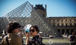 모나리자, 루브르 벗어나 순회전시…해외전시 가능성도 커져
