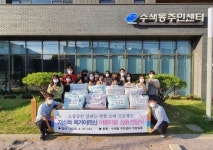 은평구 수색동주민센터 직원, 독거어르신에 폭염 대비 여름 이불 전달