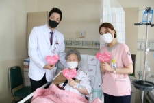 한림대강남성심병원, 환자들에게 기부금 전달받아…의료진 덕분에 이겨냈어요