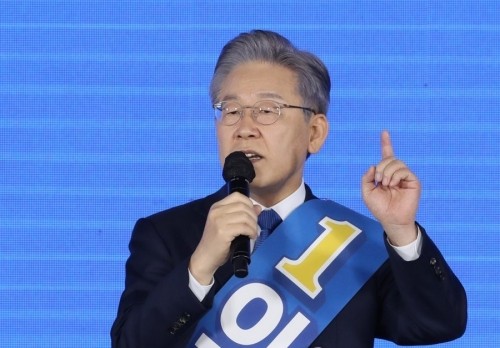 이재명 대선 후보, 테러 위협에 대비하는 경호 강화 및 부산 이전 공약 논란 예상