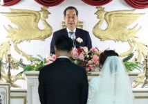 김치! 참치! 꽁치!…한덕수 총리, 신신예식장서 깜짝 주례