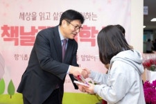 도성훈 교육감, 인천경연중학교 책날개 입학식서 신입생 격려