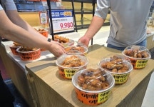 6480원 치킨 내놓은 이마트…치킨 3만원 시대 허물까