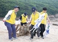 동서식품, 인천 무의도서 해변 플로깅 봉사활동 진행