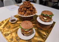 [Focus] 맘스터치X후덕죽, 피클 대신 궁채…58년 거장의 킥