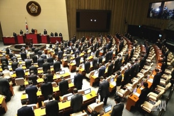 [포토] 본회의 직전 묵념하는 의원들