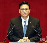 [포토] 인사말하는 정우택 정무위원장