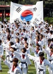[포토] 태극기 흔드는 태권도 꿈나무들