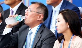 [포토] 정의선 회장 '긴장되는 양궁 경기'