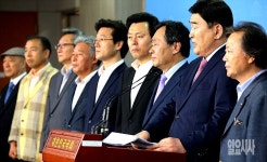 [포토] 한 자리에 선 전직 새정치 중앙당 당원들