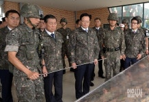 [포토] 전방부대서 설명 듣는 정의화